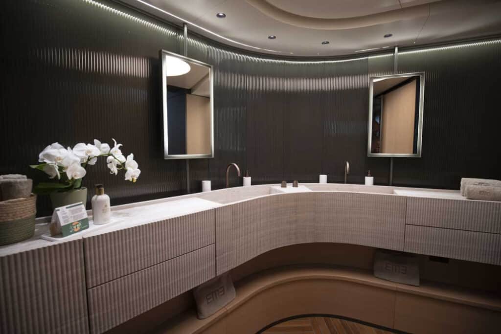 bagno-cabina-armatoriale-sanlorenzo-1030x687