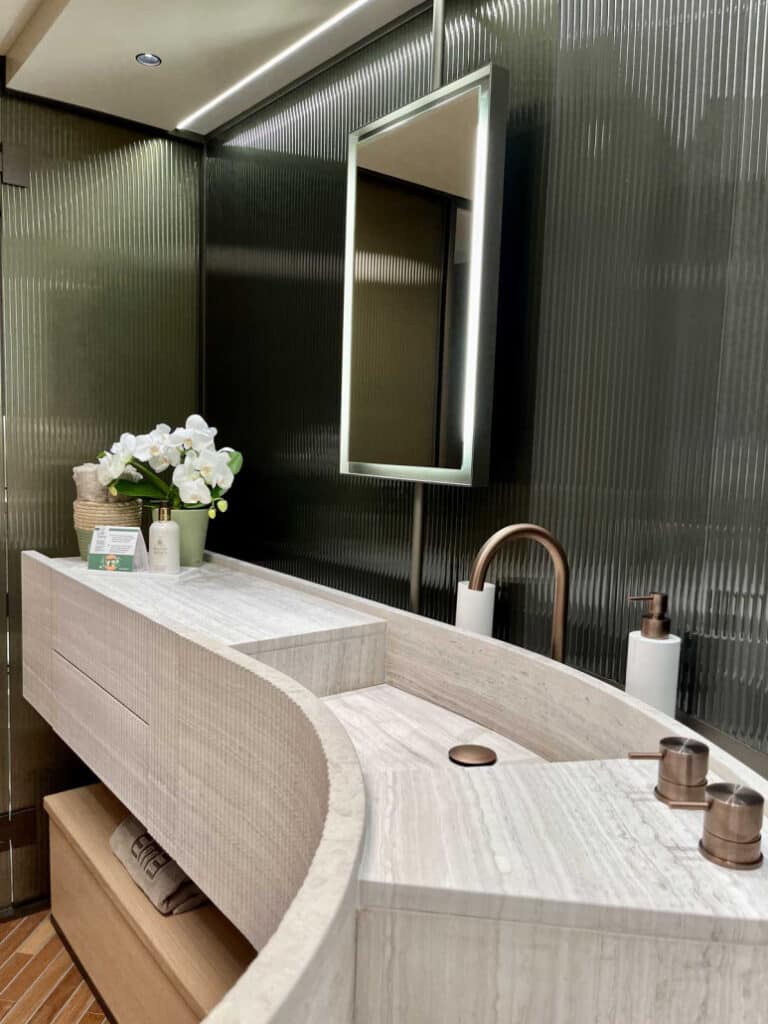 bathroom-em3-sanlorenzo-charter-fleet-773x1030