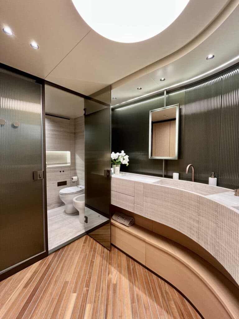 em3-sanlorenzo-sd90-bathroom-773x1030