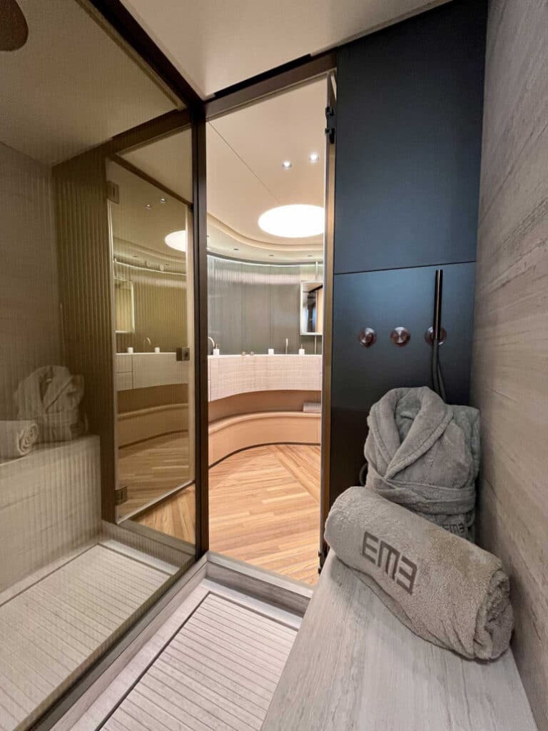 sd90-owners-bathroom-em3-773x1030