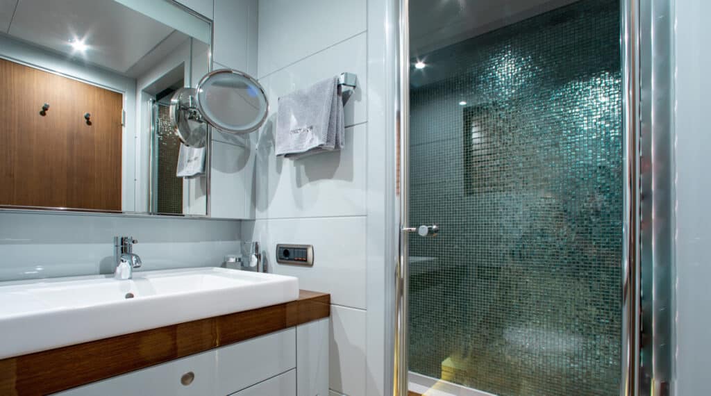 ONLY NOW_Yacht_Brochure_Broker_(no_crew)_V2-37