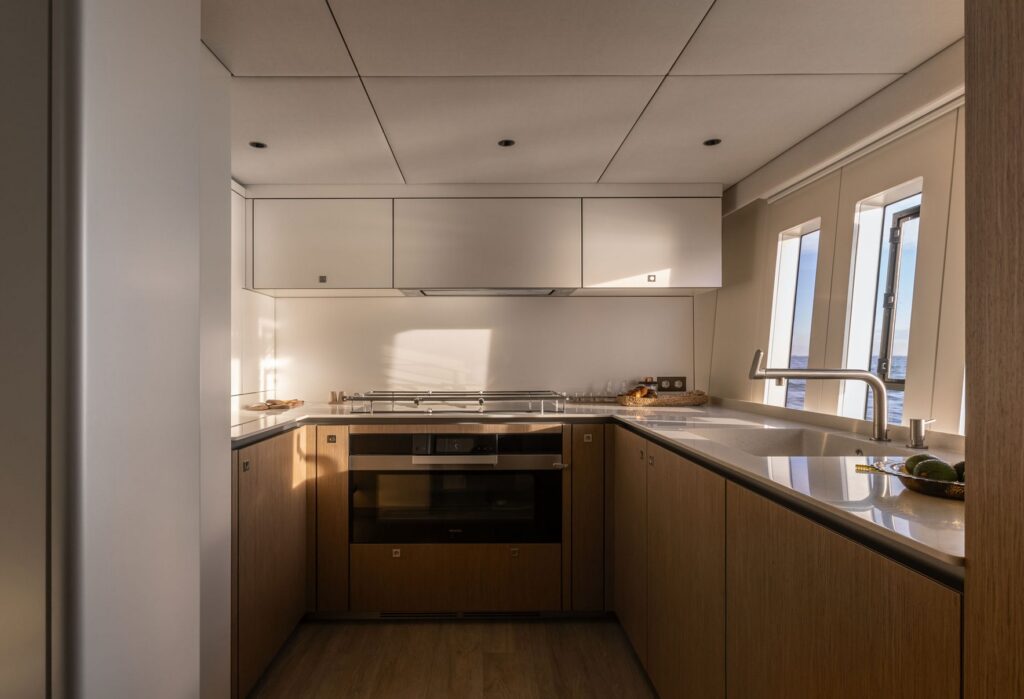 luxury-charter-yacht-otoctone-23