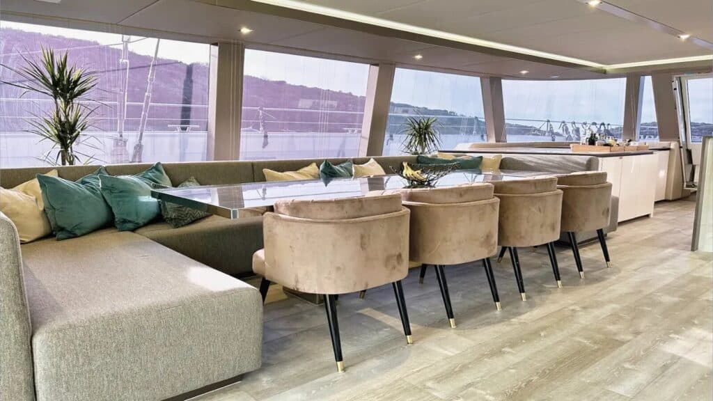 Nala one dinner table