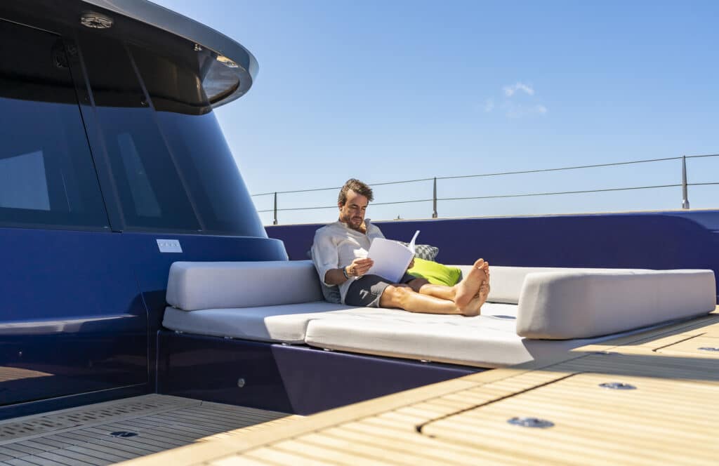 2.4 Foredeck lounge