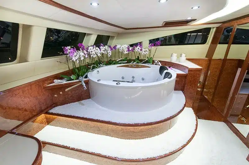 sunreef-82-houbara_sunreef-82-double-deck-modern_houbara-interior-1054